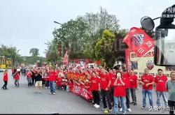 世界杯竞猜网站 -四川女籃(lán)载誉归来！球迷(mí)自发列(liè)队欢迎(yíng) 冠(guān)军金盃(bēi)开道(dào) 车队浩浩荡荡！