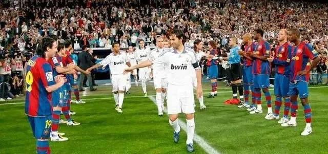 皇马陷两难！国家德比前夕要么列队欢迎巴萨，要么眼睁睁看对手提前夺冠