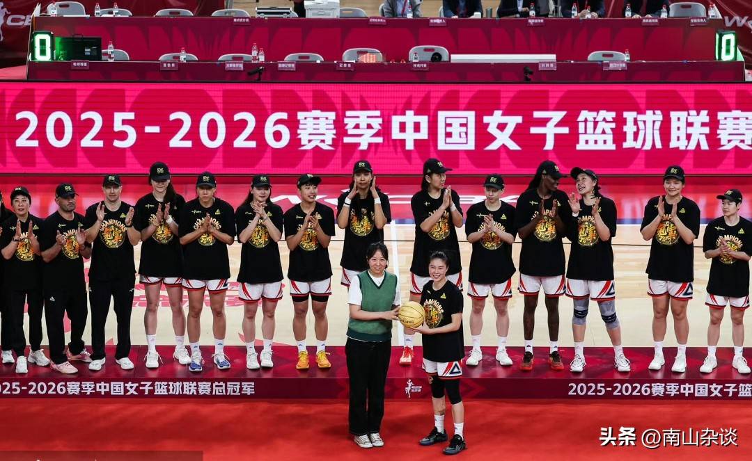 四川女篮载誉归来！球迷自发列队欢迎 冠军金杯开道 车队浩浩荡荡！